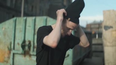 Stüdyo ayağı çarpması zilli şapka. davul seti zili. Davulcu sahnede ya da karanlık bir stüdyoda boğuk ışıklandırmayla davul çalar. Performans vokali ve müzik grubu. müzik takımı 