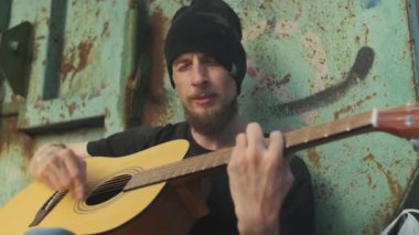 Stüdyo ayağı çarpması zilli şapka. davul seti zili. Davulcu sahnede ya da karanlık bir stüdyoda boğuk ışıklandırmayla davul çalar. Performans vokali ve müzik grubu. müzik takımı 