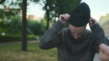 Sokağın ortasında şapka takan evsiz, pis bir adam. Yıkılmış bir insan, yoksulluk, sefalet, işten çıkarılma, kovulma, kovulma. Sosyal sorunlar, işsizlik kavramı