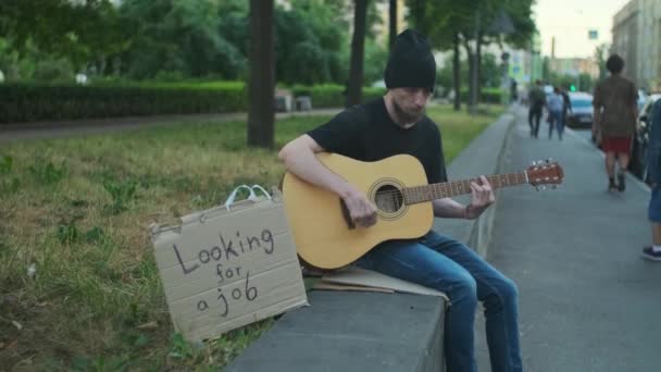 Vagabundo Con Pertenencias Calle Tocando Guitarra Buscando Trabajo Descompuesto Sumido — Vídeos de Stock