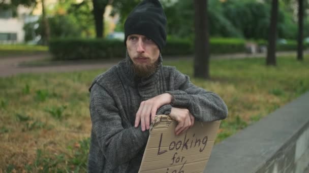 Hemlös Man Med Tillhörigheter Gatan Som Sitter Parapet Och Söker — Stockvideo