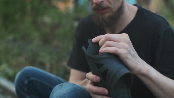 Dakloze Man Met Zijn Versleten Schoenen Slippers Afgebroken Persoon Raakte — Stockvideo