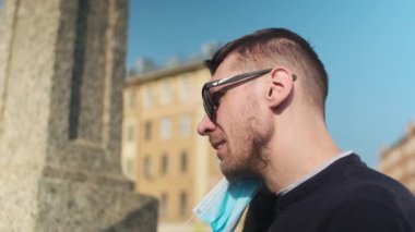 Dışarıya çıkmadan ya da virüsün yayılmasına izin vermeden önce tıbbi maske takan bir adam. Toplumsal uzaklık ve karantina pratiği yapan biri. Tecrit sırasında şehir hayatı