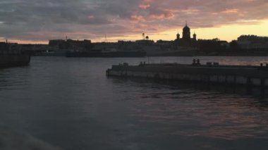 Saint Petersburg, Rusya. Neva nehri şehrin içinden geçiyor. Marineland her yıl binlerce turist tarafından ziyaret edilir. Mimarinin güzel manzarası, setler, su, su yolu taşımacılığı