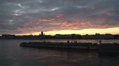 Saint Petersburg, Rusya. Neva nehri şehrin içinden geçiyor. Marineland binlerce turist tarafından ziyaret ediliyor. Mimarinin güzel manzarası, setler, su, su yolu araçları. Gün batımı
