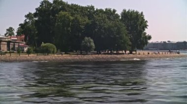 Saint Petersburg, Rusya. Neva nehri şehrin içinden geçiyor. Marineland binlerce turist tarafından ziyaret ediliyor. Mimarinin güzel manzarası, setler, su, su yolu araçları, doğa