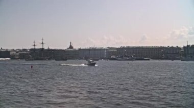 Saint Petersburg, Rusya. Neva nehri şehrin içinden geçiyor. Marineland binlerce turist tarafından ziyaret ediliyor. Mimarinin güzel manzarası, setler, su, su yolu araçları, gemiler.