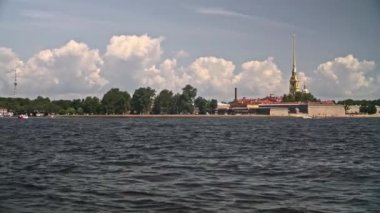 Saint Petersburg, Rusya. Neva nehri şehrin içinden geçiyor. Marineland her yıl binlerce turist tarafından ziyaret edilir. Mimarinin güzel manzarası, setler, su, su yolu taşımacılığı