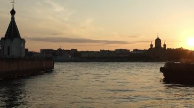 Saint Petersburg, Rusya. Neva nehri şehrin içinden geçiyor. Marineland 'de. Rıhtımda demirli bir gemi. Mimarinin güzel manzarası, setler, su, su yolu araçları. Gün batımı ufku