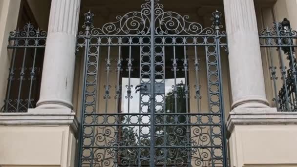 美丽的旧城建筑景观 粉刷造型 巴黎灰泥 华丽的锻造门 锻造铁门保护居民远离入侵者 — 图库视频影像