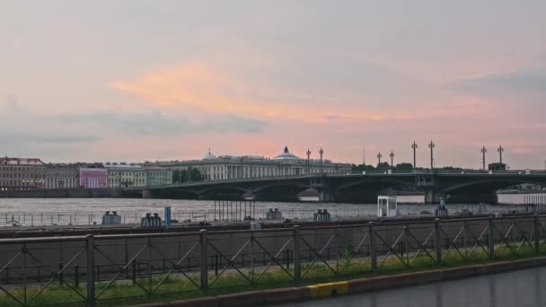 圣彼得堡 俄罗斯 涅瓦河流经城市 每年有成千上万的游客来到这片沼泽地 水路交通的美丽景色 — 图库视频影像