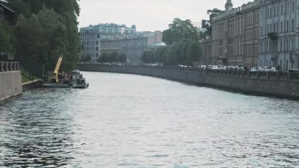 Kleine Wellen Verbreiten Fließendes Wasser Dem Kanal Der Durch Die — Stockvideo