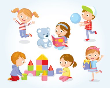 şirin çocuk oyuncakları ile oynarken