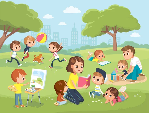 公園で子供と両親 お母さんは子供に本を読んでいる 水彩画を描く少年 教師は子供に本を読む 娘と遊ぶパパ — ストックベクタ