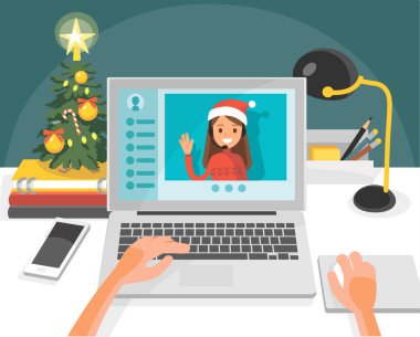 Noel, yeni yıl kutlamaları görüntülü sohbet üzerinden. Ofis müdürünün iş yeri, çalışma yeri, masa ve dizüstü bilgisayar ve çalışan kullanıcı ellerinin ön görünüm resmi.