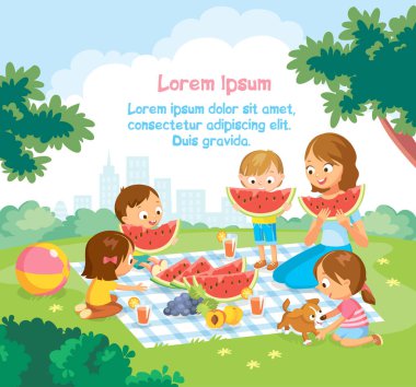 Vector portresi anne ve 4 çocuk büyük kırmızı karpuz ve meyveler yiyorlar parkta battaniyenin üzerinde piknik yapıyorlar..
