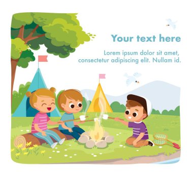 Yaz kampında şöminenin başında oturan bir grup çocuk yaz manzarası ile şenlik ateşinde marşmelov kızartıyorlar. Yaz kampındaki çocuklar. Arkadaşlar ormandaki bir kamp ateşinde leziz marşmelovları kızartırlar..