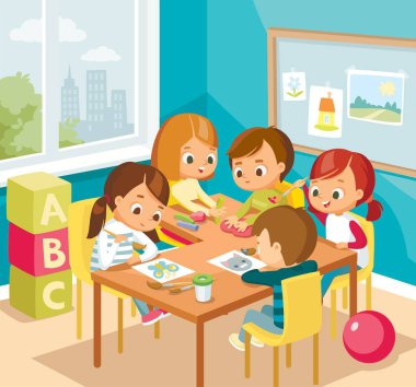 Küçük şirin çocuklar resim çiziyor ve el sanatları yapıyor. Masada oturuyorlar. Sanat dersi. Çocuk aktiviteleri. Sanat sınıfındaki çocuklar..