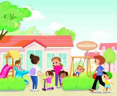 Genç bir anne çocuklarını kreşten ya da anaokulunun önündeki çocuk parkından alır. Ebeveynler yaz günü anaokulundaki derslerden sonra çocukları alırlar.