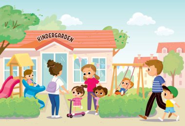 Genç bir anne çocuklarını kreşten ya da anaokulunun önündeki çocuk parkından alır. Ebeveynler yaz günü anaokulundaki derslerden sonra çocukları alırlar.
