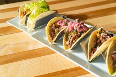 Bir tabak dolusu Meksika usulü taco.