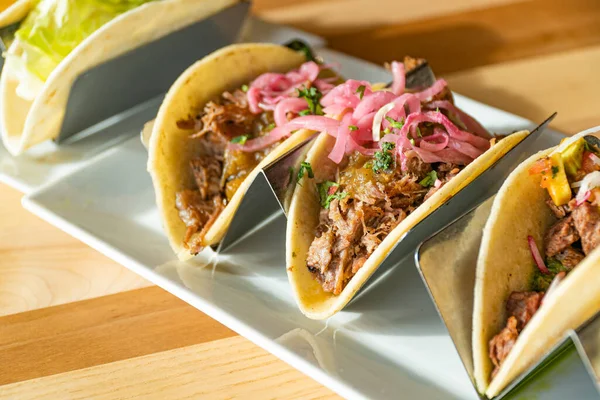 Assiette pleine de Tacos de rue mexicaine gastronomique — Photo