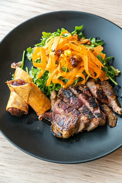 Salade de steak New York grillée - Top Angle Images De Stock Libres De Droits