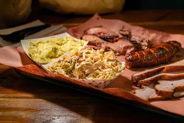 Tahta masadaki Teksas bbq tabağı. Yakın çekim. — Stok fotoğraf