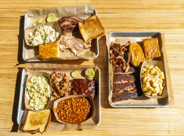 Texas bbq platter на дерев'яному столі — стокове фото