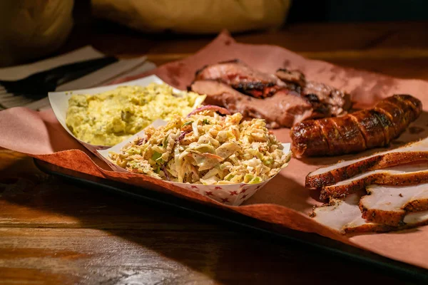 Texas bbq talerz na drewnianym stole zbliżenie Obraz Stockowy