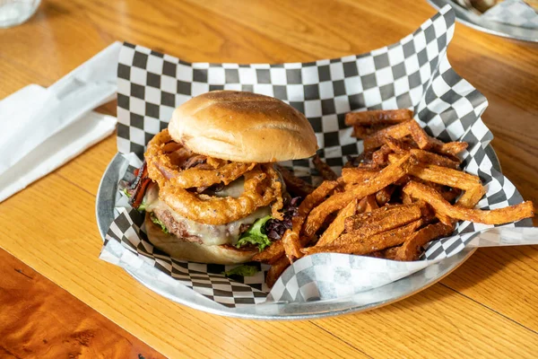 Smakosz grill Cebula Pierścień Hamburger z frytkami — Zdjęcie stockowe