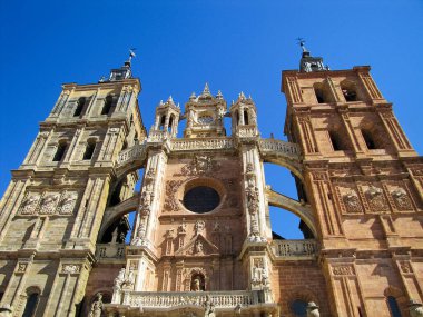 Castilla y Leon, İspanya. Piskoposluk Sarayı ve şehir duvarlarının üzerindeki katedrali olan Astorga. Castilla y Leon, İspanya
