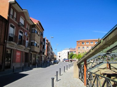 Castilla y Leon, İspanya. Piskoposluk Sarayı ve şehir duvarlarının üzerindeki katedrali olan Astorga. Castilla y Leon, İspanya