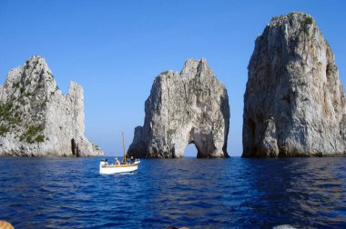 Suyun yüzeyinden çıkan kayalar. Capri Adası