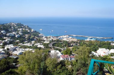İtalya 'nın Capri adasındaki deniz kıyısında bir sahil. Tatil adası.