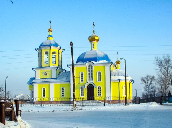 黄色の壁と青いドームを持つ教会 — ストック写真
