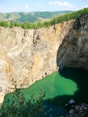 Durgun sulardaki yüksek nehir uçurumu. Doğu Sibirya 'nın doğası.