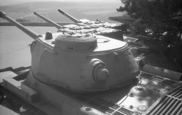 野外博物館でソ連の戦車 戦争のソ連技術への記念碑 — ストック写真