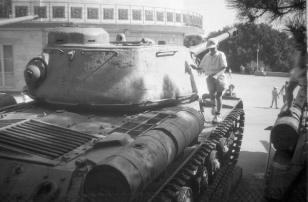 Советский танк в музее под открытым небом. Памятник советской технологии военных лет.