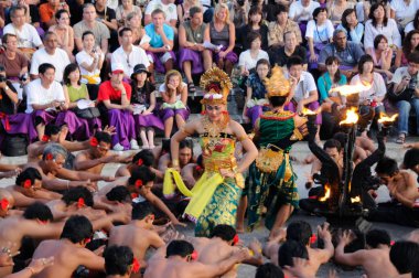 Denpasar, Bali - 13 Mayıs 2014: Bali adasının yerlilerinin halk dansları ve ritüelleri.