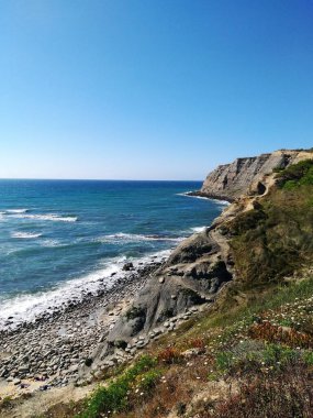 Atlantik Okyanusu 'nun kayalık sahillerinde şiddetli dalgalar. Praia Azul, Portekiz