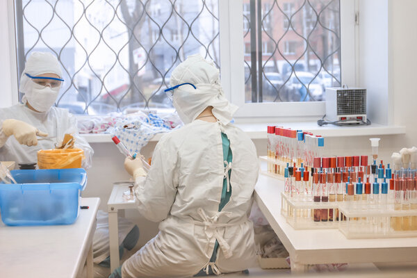 Контроль процесса и стерильность собранной плазмы крови с помощью быстрых лабораторных исследований
