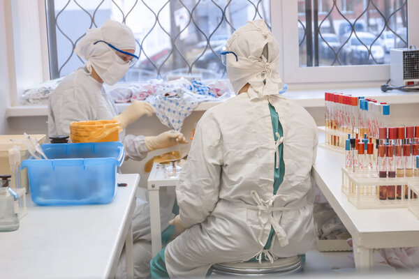 Контроль процесса и стерильность собранной плазмы крови с помощью быстрых лабораторных исследований
