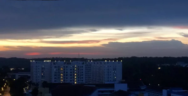 Brillanter Abendhimmel Einer Wohnsiedlung Singapur — Stockfoto