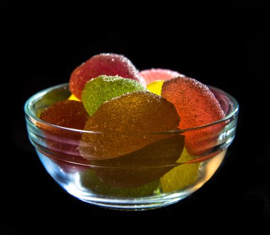 siyah bir arka plan üzerinde renkli jöle tatlılar