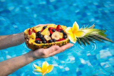 farklı meyve ve meyve ananas bl elinde