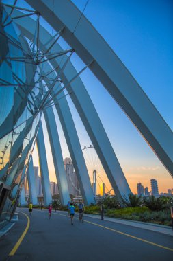 21 Temmuz, 2014 Singapur. Bay tarafından park bahçeler binada