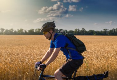 adam gökyüzü ve ağaçlar b araziyi şu motora binmek