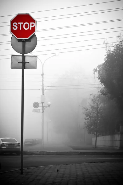 Verkeersbord in mist Stockafbeelding