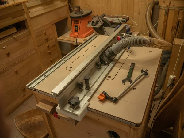 大工の工房で木製の板をルーティングするための電動フライス盤のクローズアップビュー — ストック写真